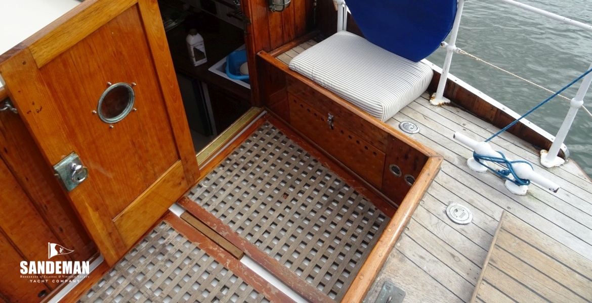 COCKPIT AND COMPANIONWAY TO AFT ACCOMMDATION