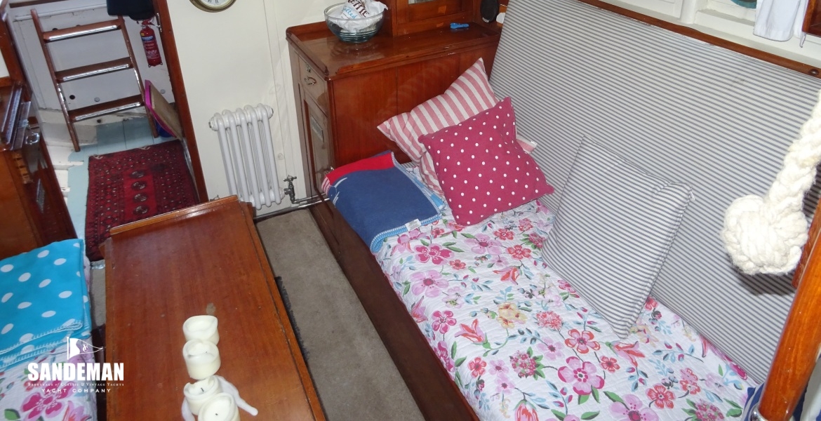 SALOON V AFT TO PORT