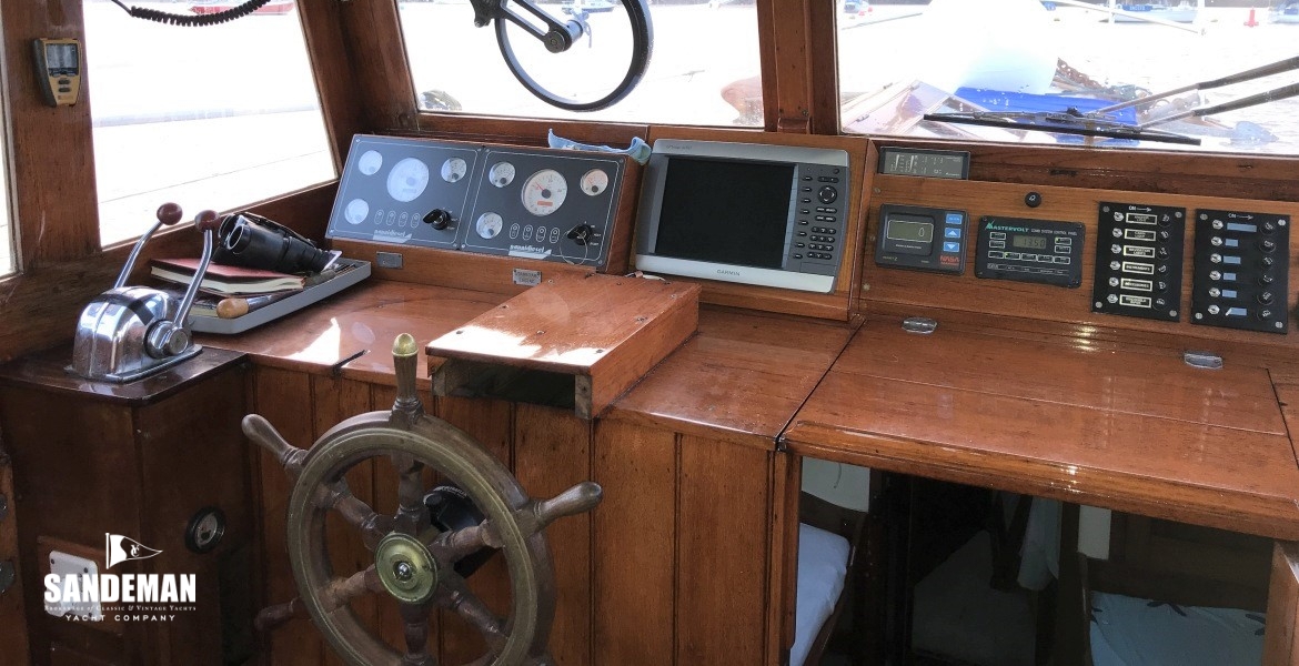 WHEELHOUSE FWD & COMPANIONWAY TO CABIN
