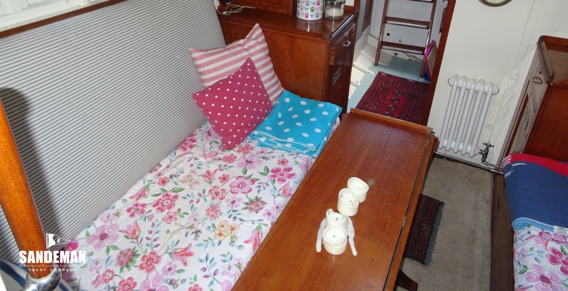 SALOON V AFT TO STBD & GALLEY