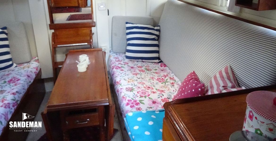 SALOON V FWD TO STBD & WHEELHOUSE