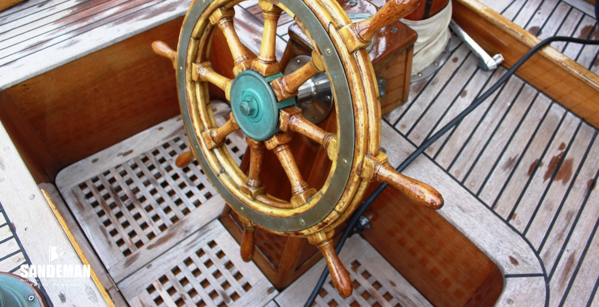 13 STEERING COCKPIT V STBD AFT