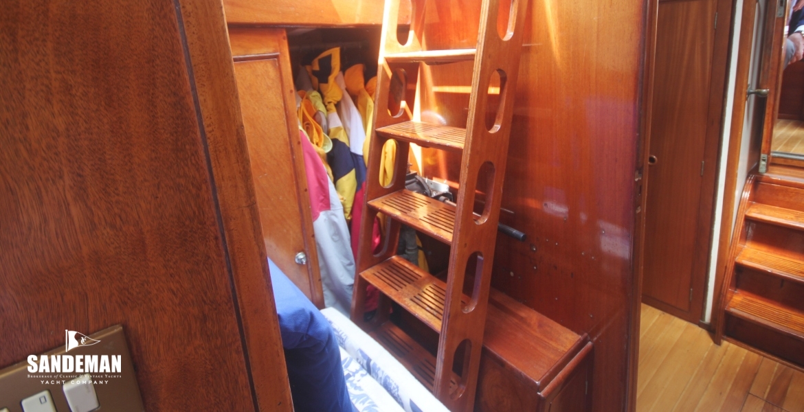 55 FWD COMPANIONWAY & LOBBY