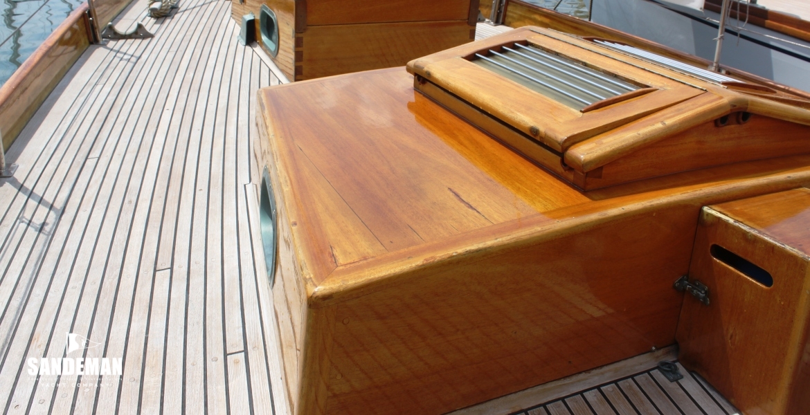27 GALLEY TRUNK V PORT FWD