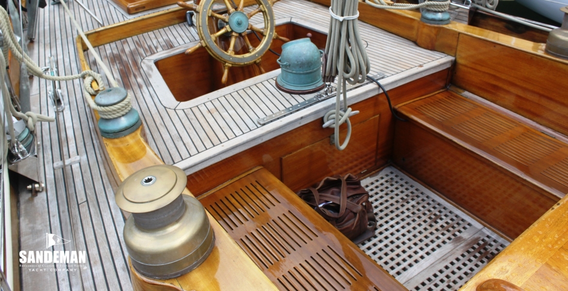 35 COCKPIT V AFT