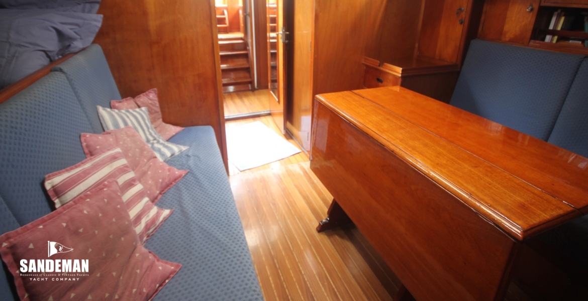 52 SALOON V AFT TO PORT