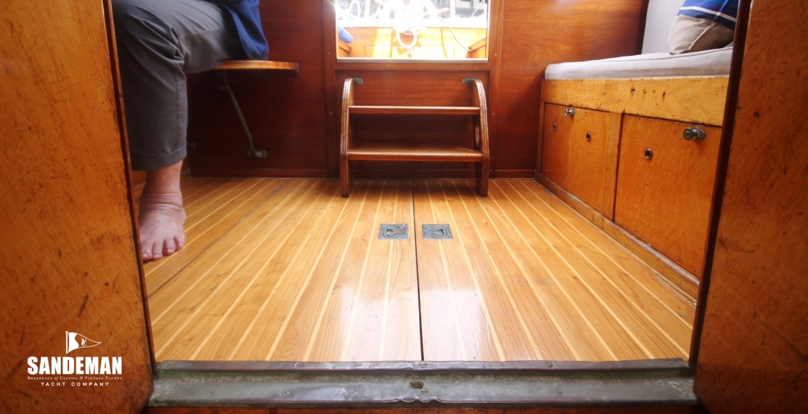 57 DOGHOUSE V AFT TO COMPANIONWAY