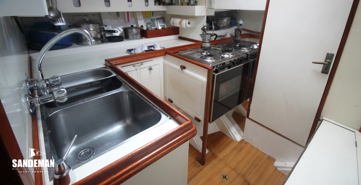 47 GALLEY V PORT FWD