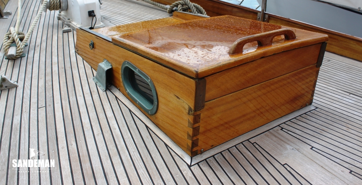 28 FORECABIN HATCH