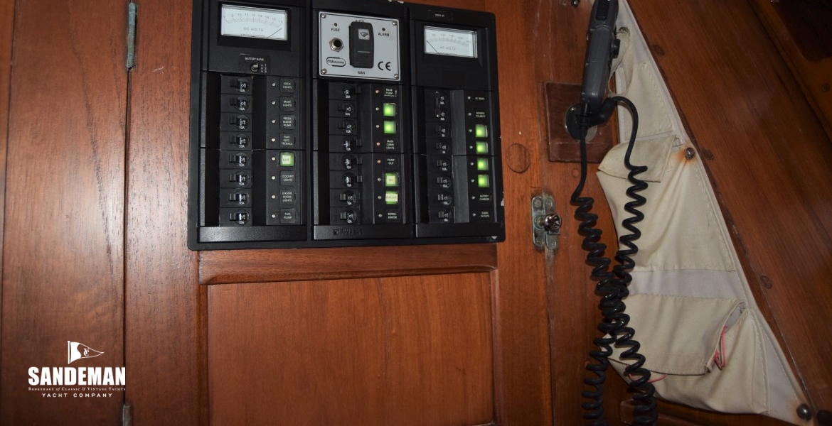 ELECTRICAL PANEL & VHF