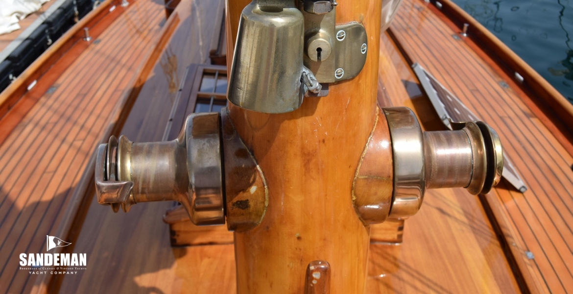 POLE SOCKET AND HALYARD WINCHES