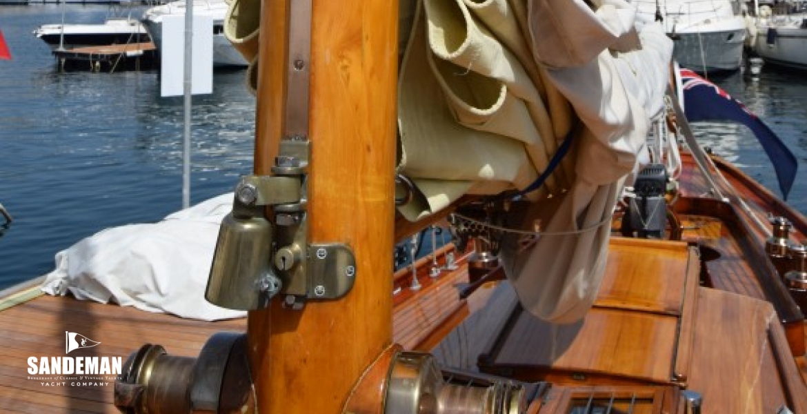 SPINNAKER POLE TRACK