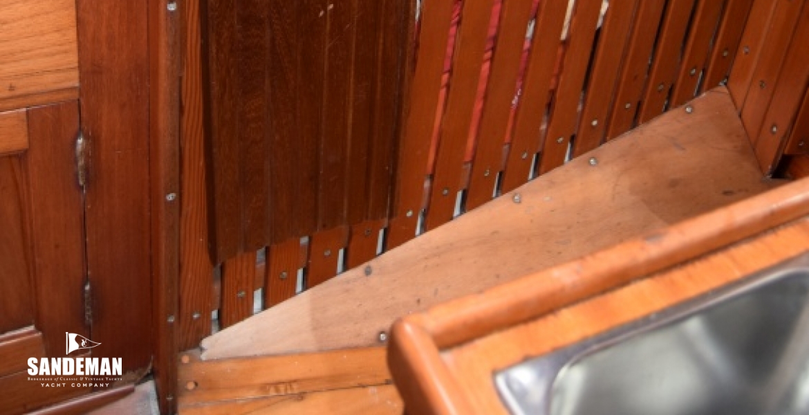 DRAINING BOARD STOWED & SAIL BIN