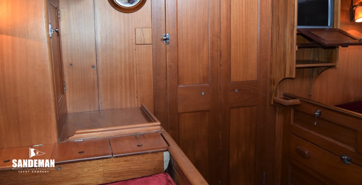 V FWD TO STBD FROM PORT QTR BERTH