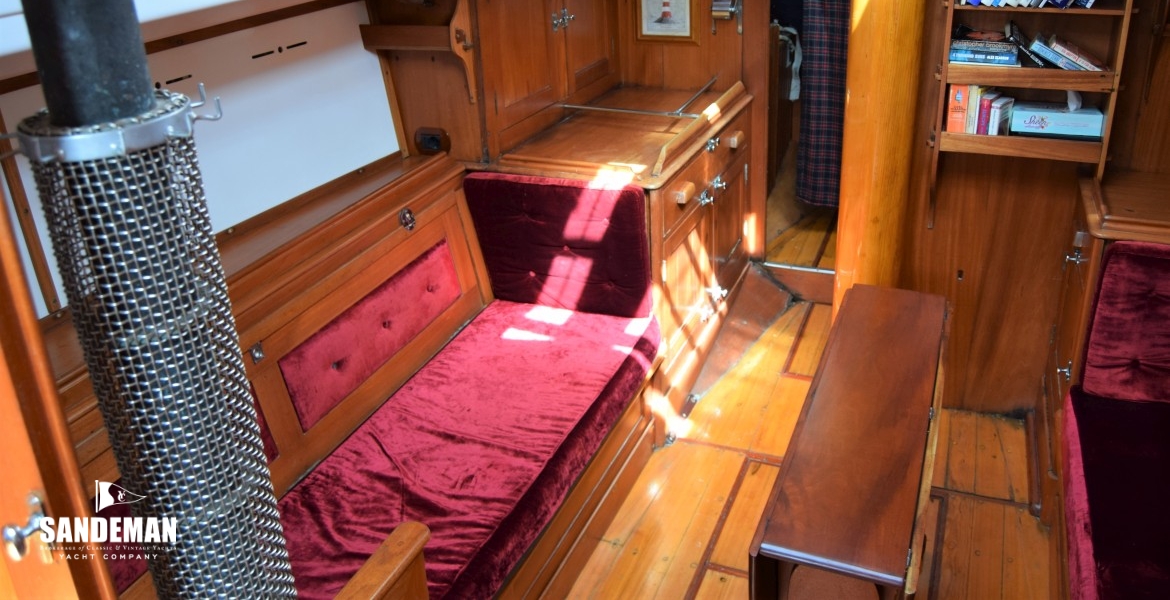 SALOON V FWD TO PORT