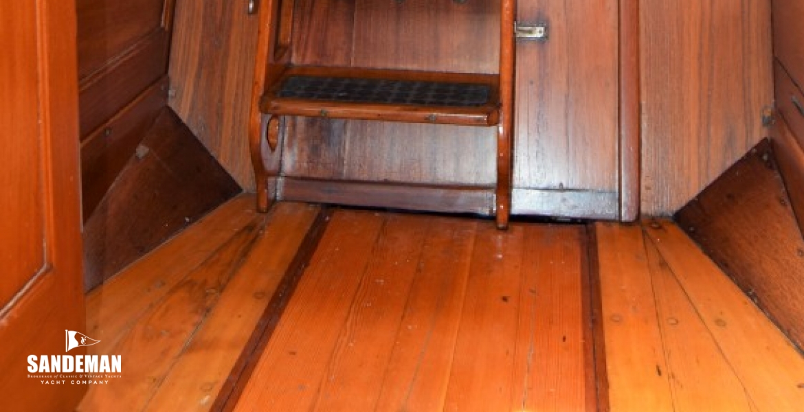 COMPANIONWAY V AFT