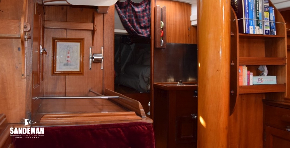 SALOON V FWD TO GALLEY