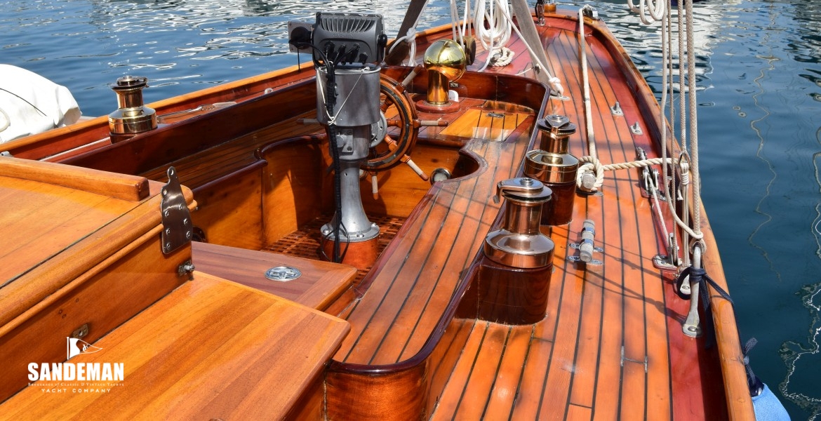 COCKPIT V AFT GARMIN DISPLAYS