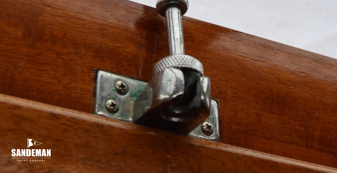 HIGHFIELD SKYLIGHT LIFTER AND CATCH