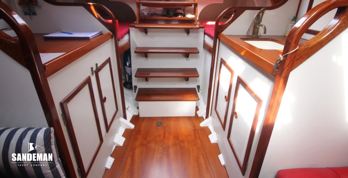 41 Chart table, galley v aft to exit