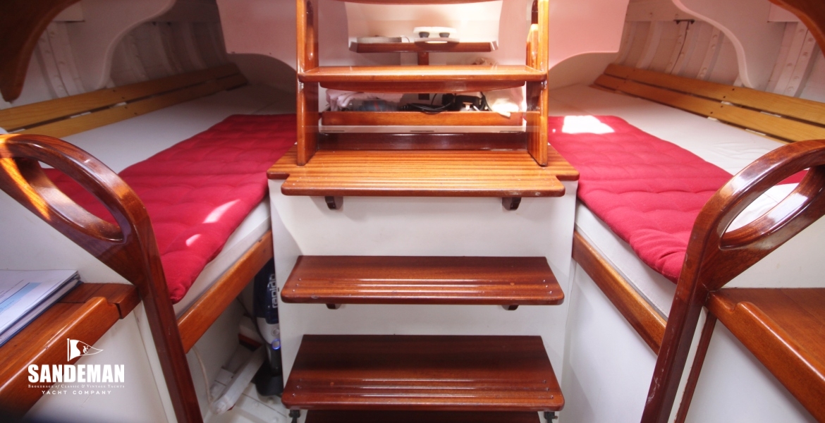 28 Companionway area v aft