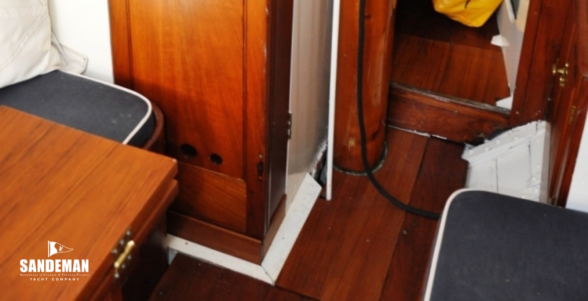 SALOON FWD TO PORT & HEAD