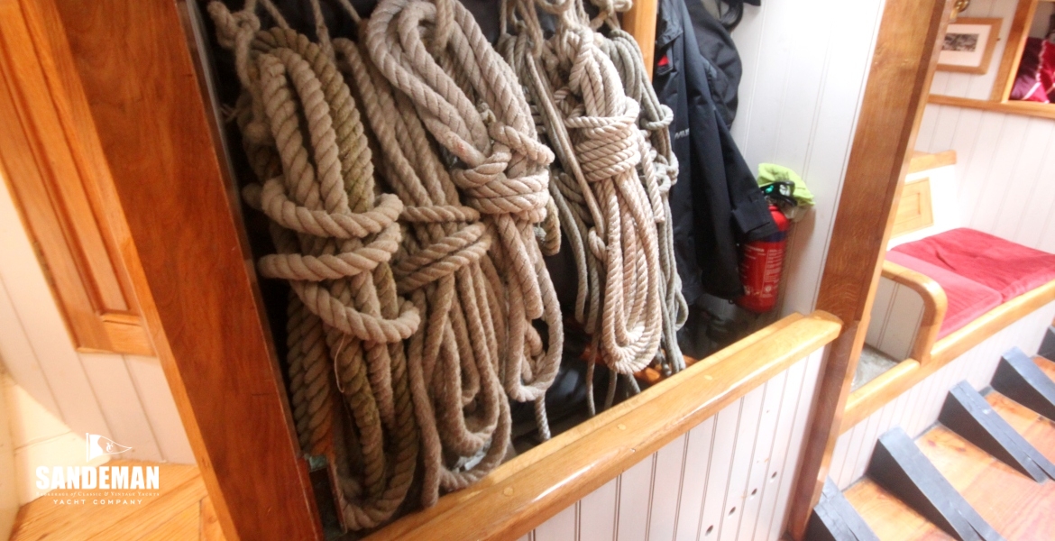 RETURN TO SALOON OPEN GEAR STOWAGE & HANGING LOCKER