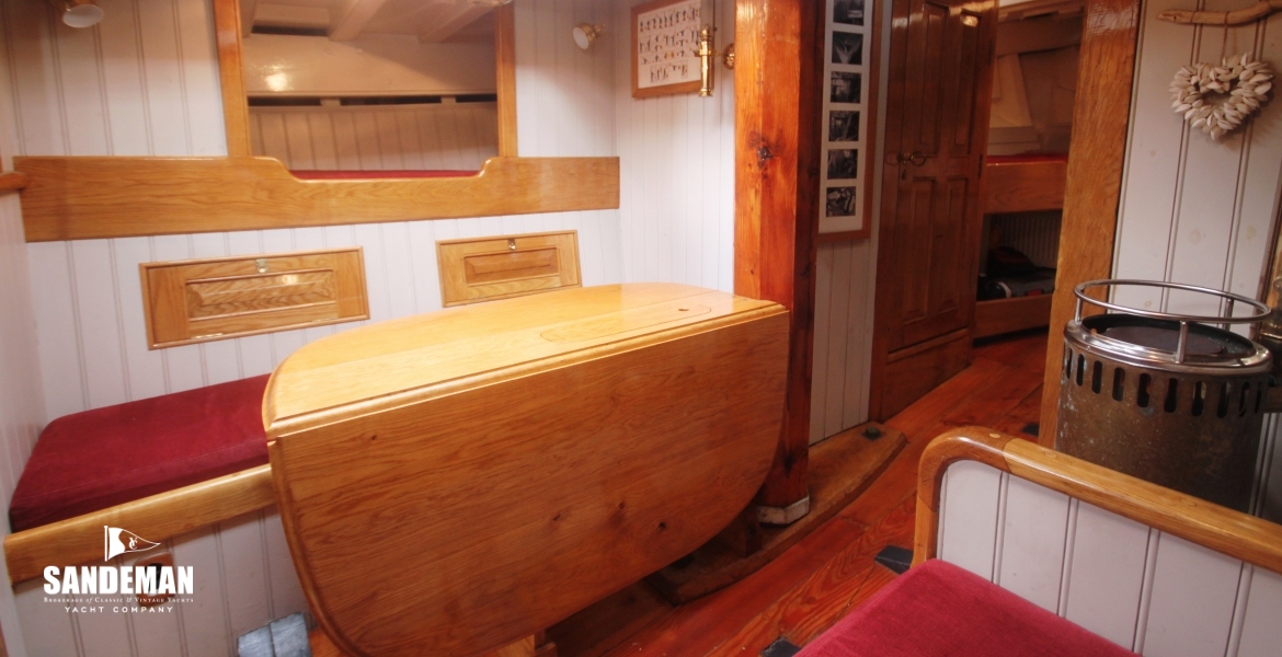 SALOON V TO PORT