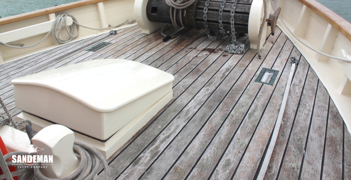 FOREDECK V FWD TO PORT