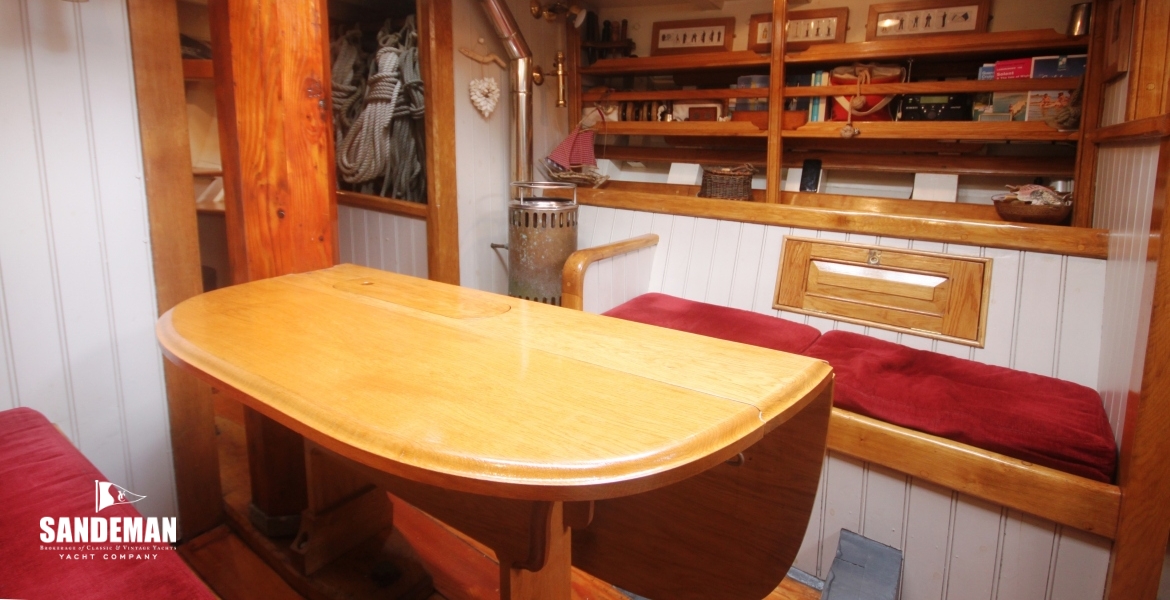 SALOON TO STARBOARD