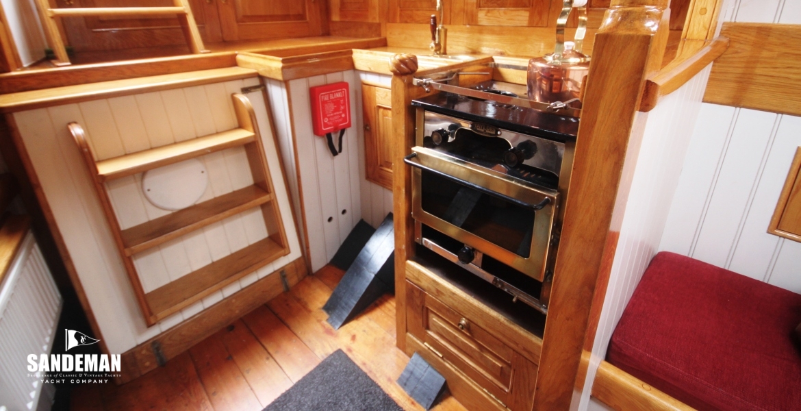 SALOON V TO GALLEY