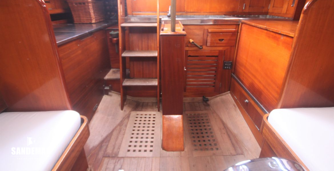 52 SALOON V AFT TO GALLEY & CENTREBOARD CASE