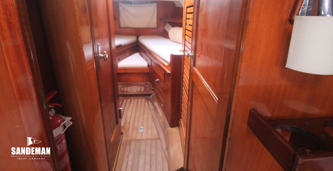 44 SALOON V FWD TO PASSAGE