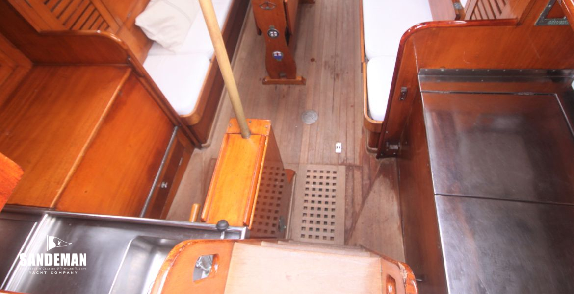 35 COMPANIONWAY V DOWN TO ACCOMMODATION