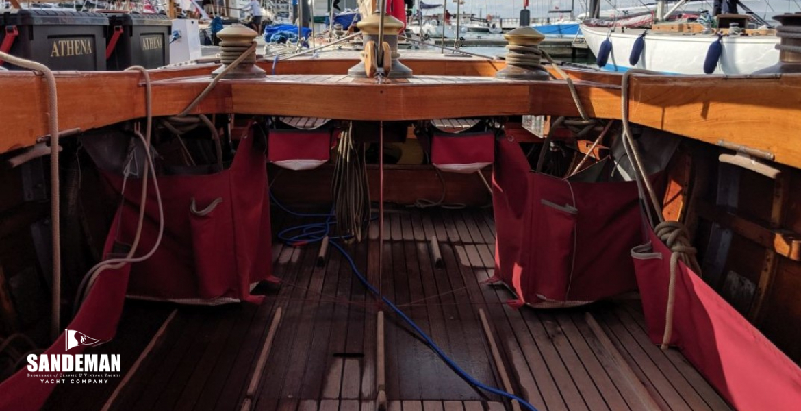 40 COCKPIT V AFT FROM COMPANIONWAY