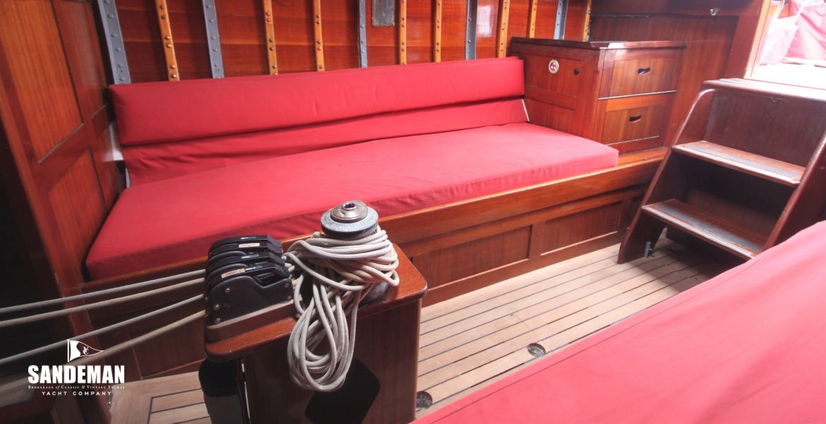 38 CABIN V AFT TO STBD