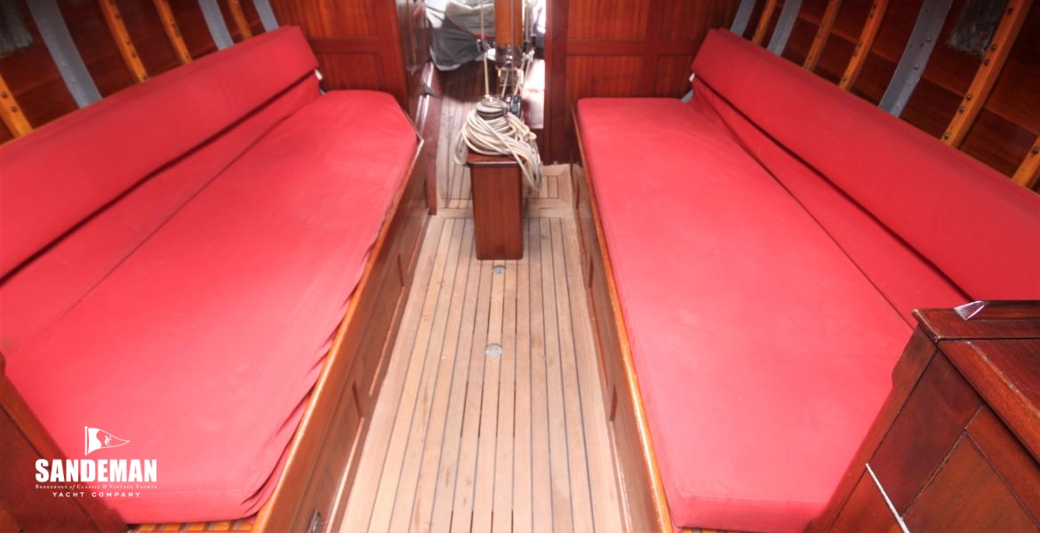 30 ACCOMM V FWD FROM COMPANIONWAY