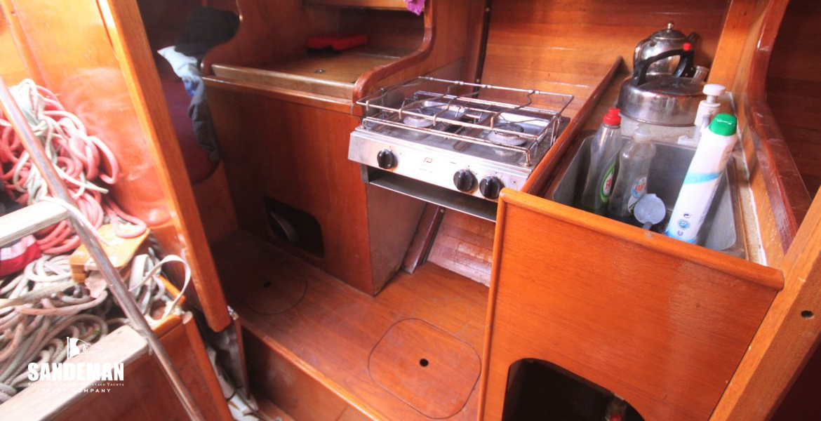 GALLEY VIEW AFT TO PORT DOUBLE QTR BERTH
