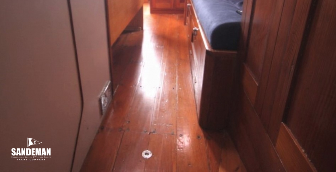 34 V to saloon aft