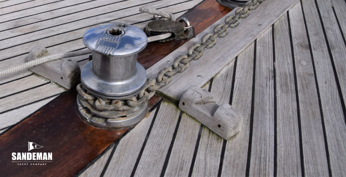 32 FOREDECK AND WINDLASS