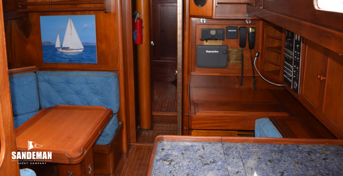 52 V TO SALOON FROM GALLEY