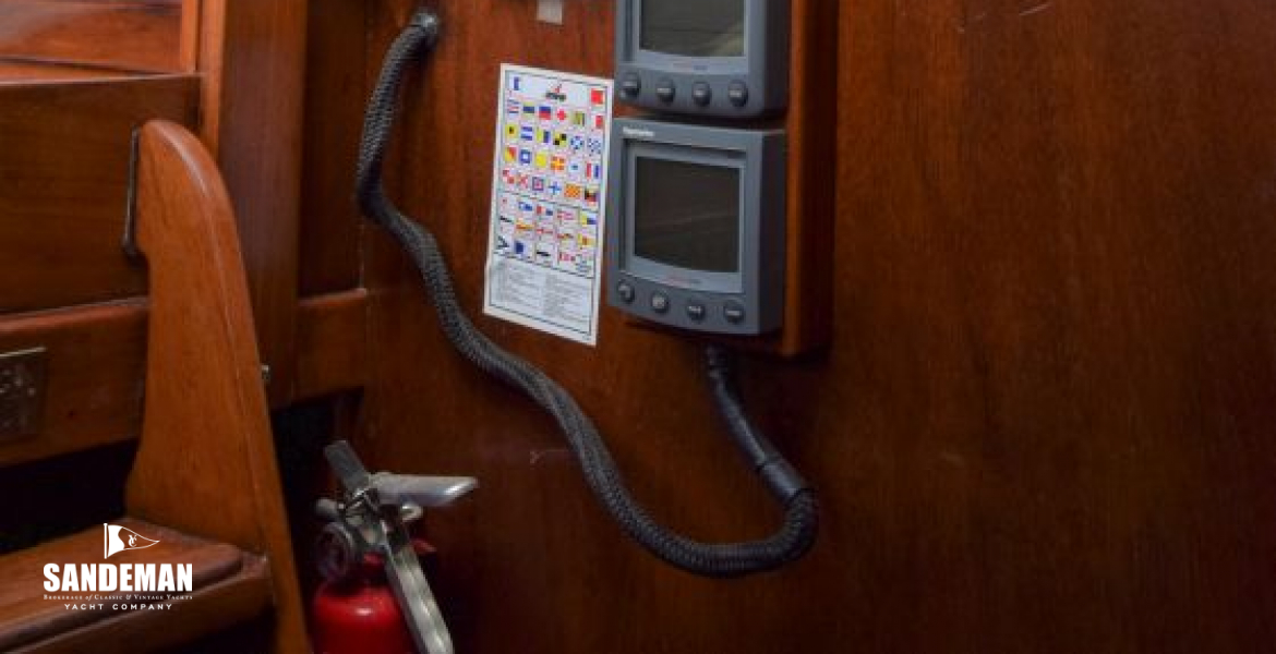 88 GALLEY V AFT TO PORT TO COMPANIONWAY