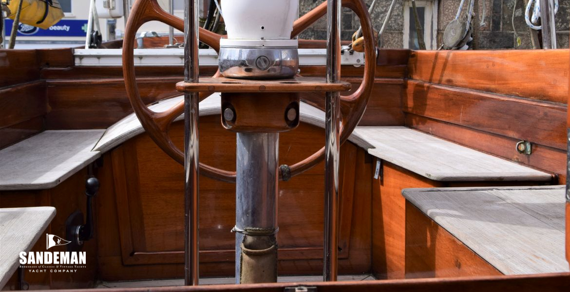 90 COCKPITV AFT FROM COMPANIONWAY