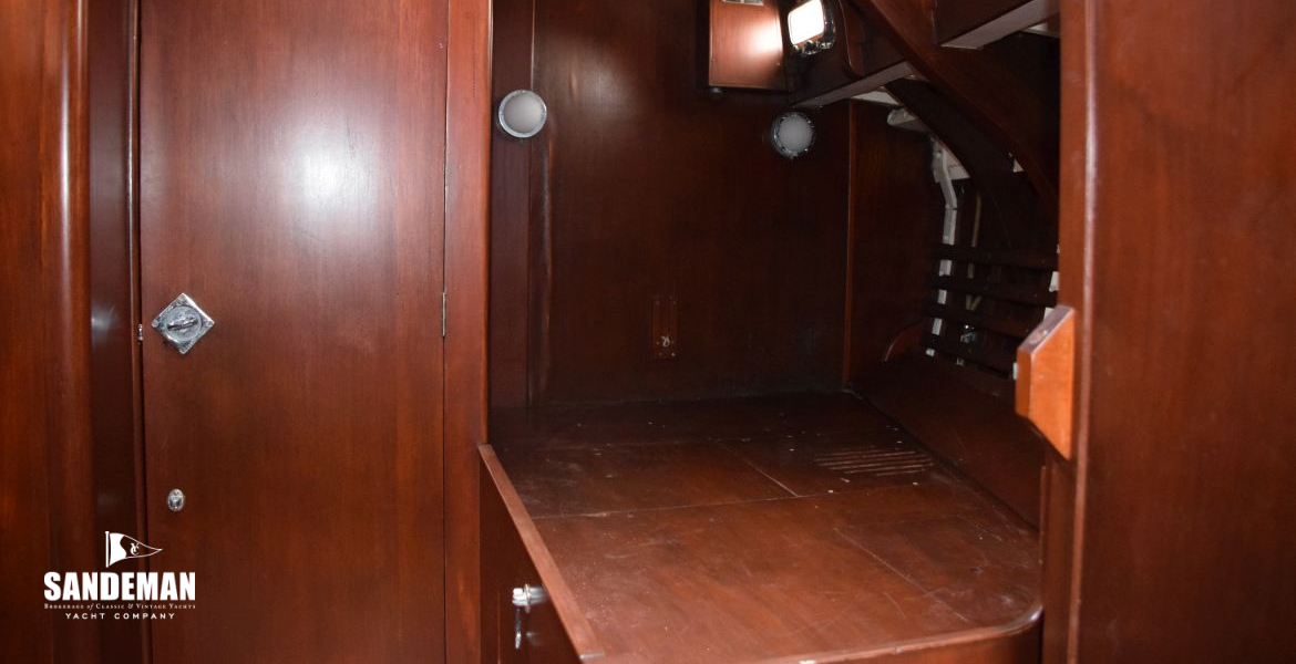 70 FWD CABIN V AFT PORT TO DOUBLE BUNK