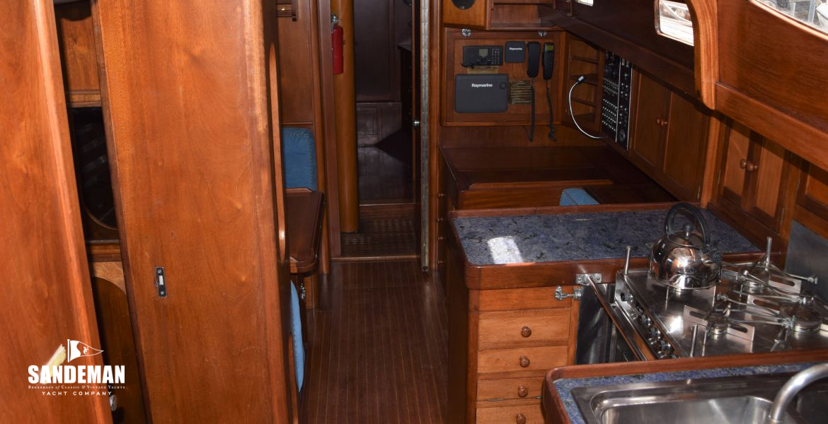 44 ACCOMMODATION FROM COMPANIONWAY