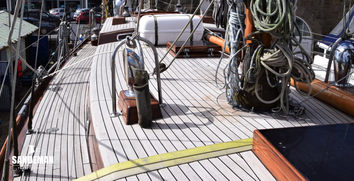 37 V AFT STBD FROM FROM FWD COACHROOF