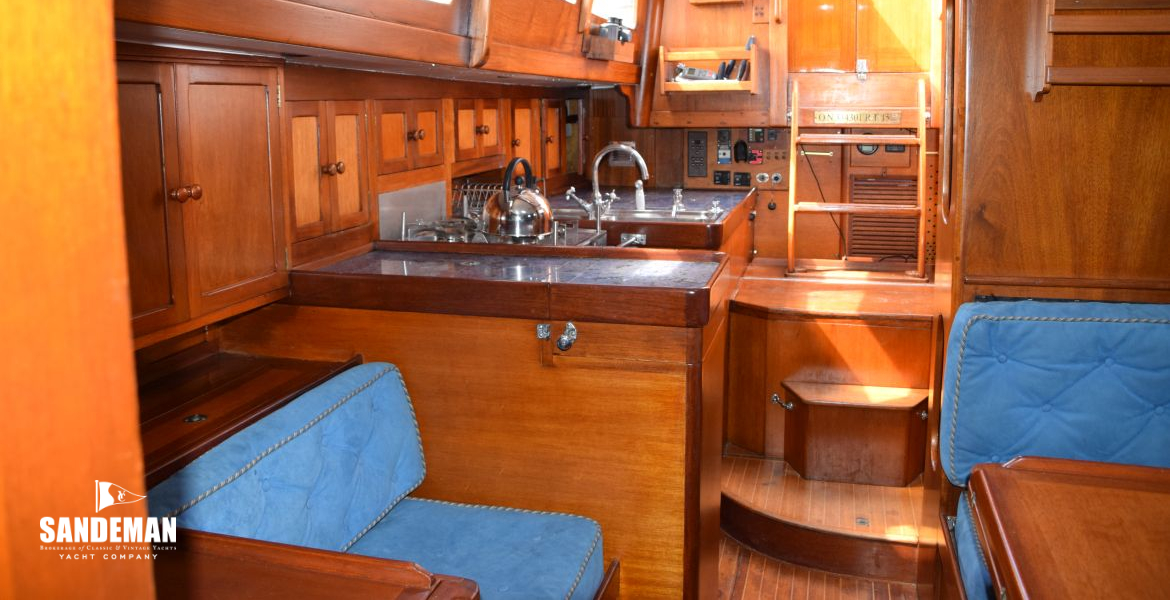 81 SALOON V AFT TO GALLEY