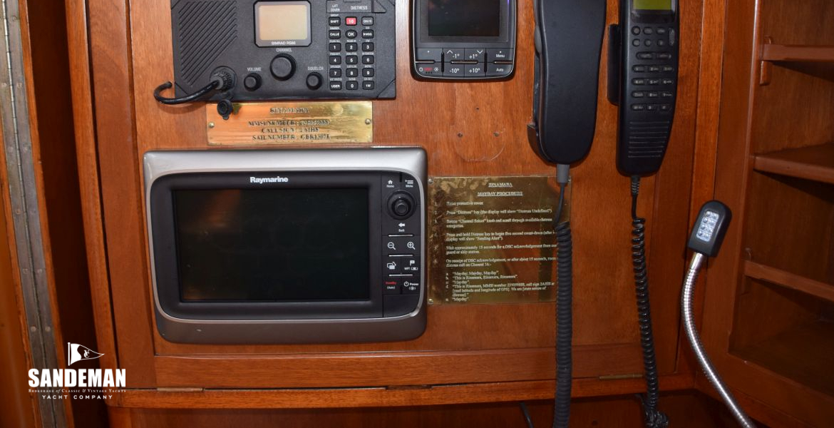 61 NAV AND COMMS AT CHART TABLE