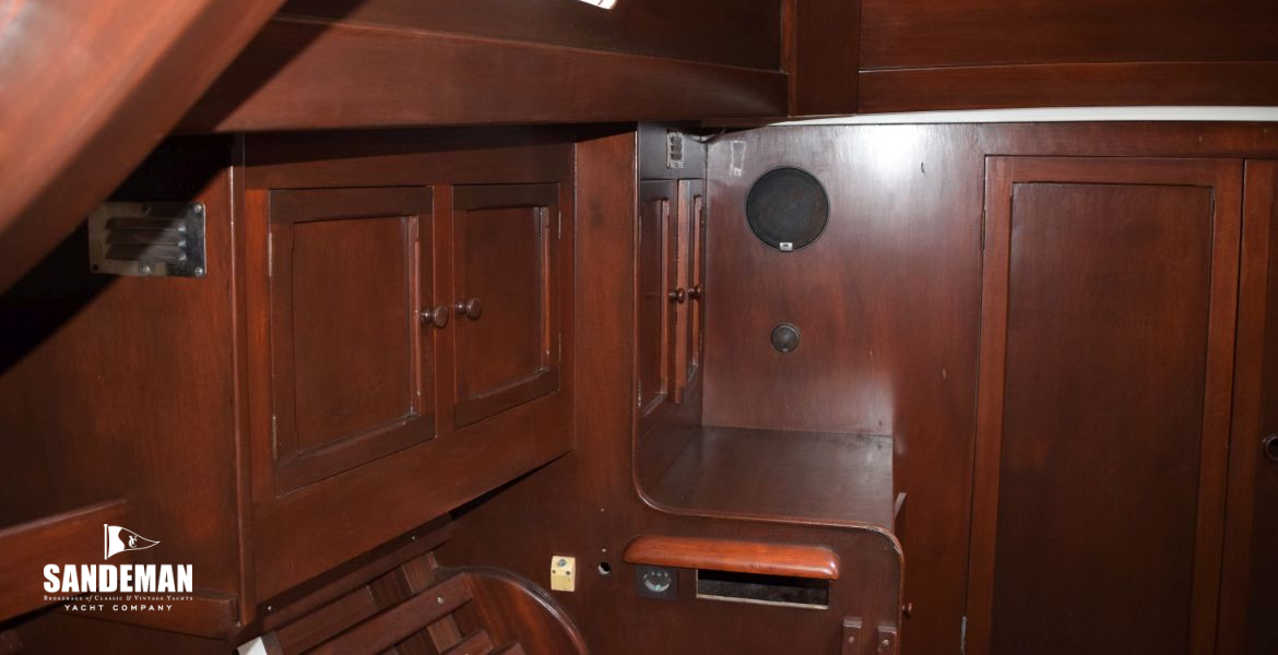 71 FWD CABIN V FWD TO PORT FROM  DOUBLE BERTH