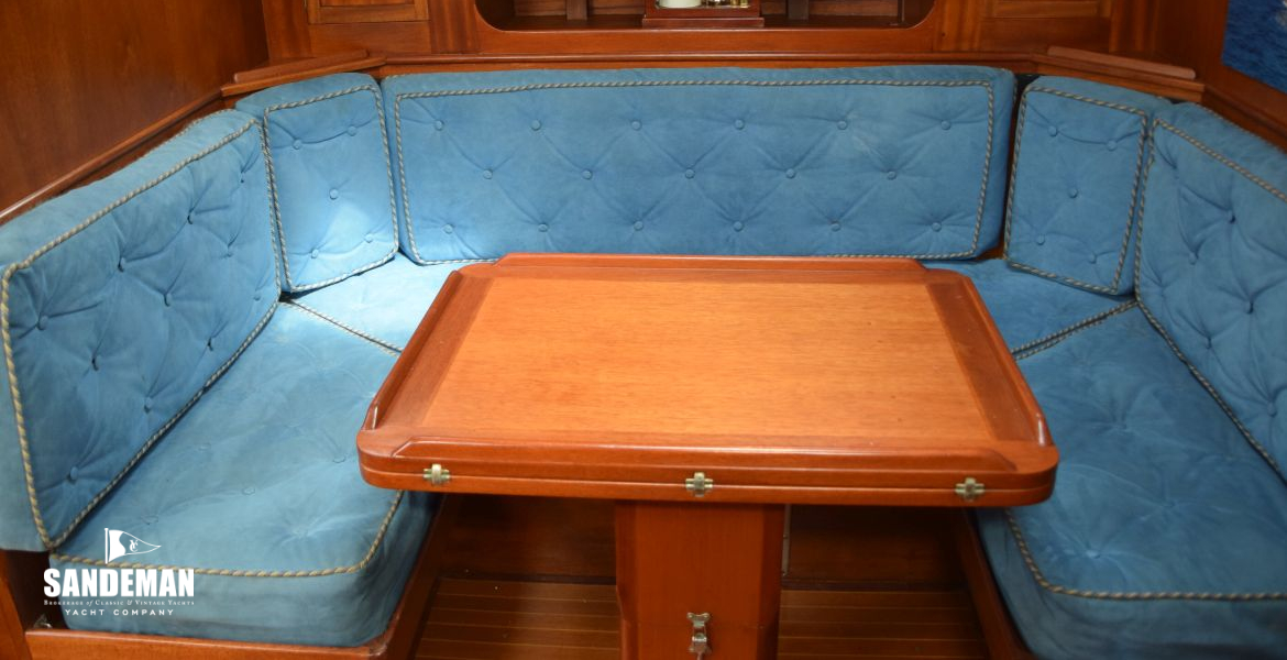 55 SALOON V TO PORT